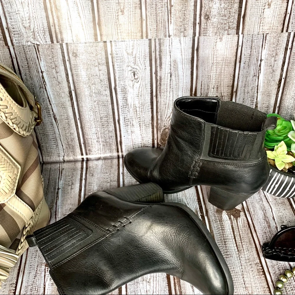 VINCE CAMUTO Classic Fall Minimalist Black Leather VP-Highland Ankle Boots, 6.5